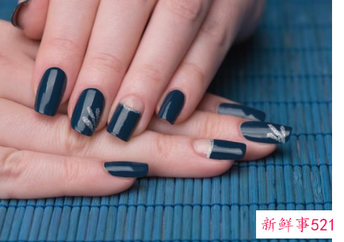 手黑美甲什么颜色显白