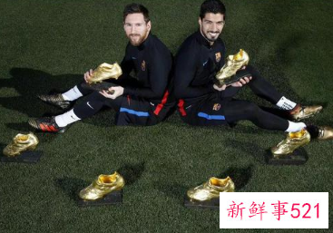 莱万亮相诺坎普，57300名观众到场见证