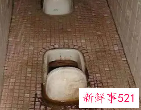梦见上公厕小便很脏下不去脚