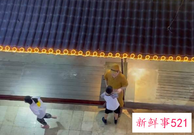 洪崖洞日军雕塑被小男孩狂扇耳光