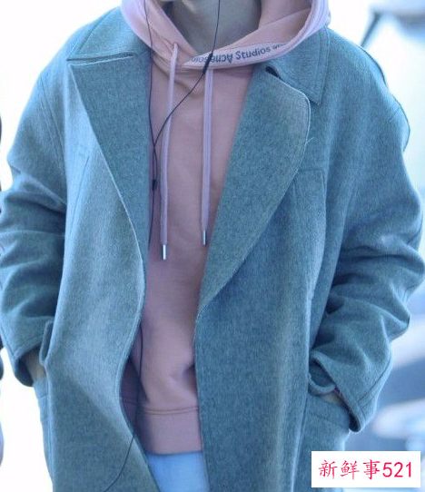 带帽卫衣搭配大衣男生女生都能出彩的穿搭