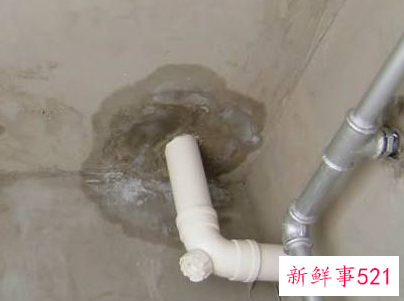 楼下卫生间顶全是水珠