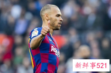 莱万亮相诺坎普，57300名观众到场见证