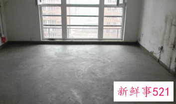 一下雨屋里水泥地面就潮湿