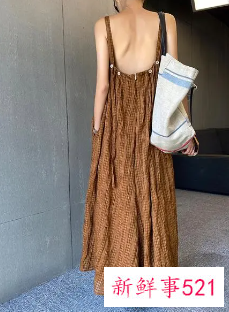 v领吊带背心搭配