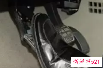 踩油门的时候会咯噔一下