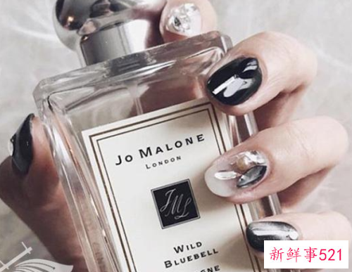 手黑美甲什么颜色显白