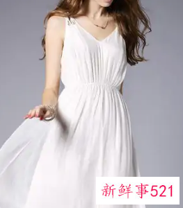 v领吊带背心搭配