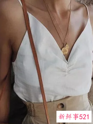 v领吊带背心搭配