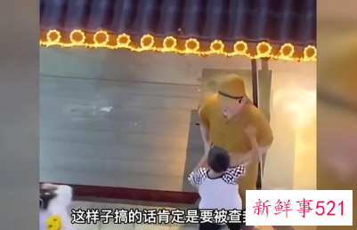 洪崖洞日军雕塑被小男孩狂扇耳光