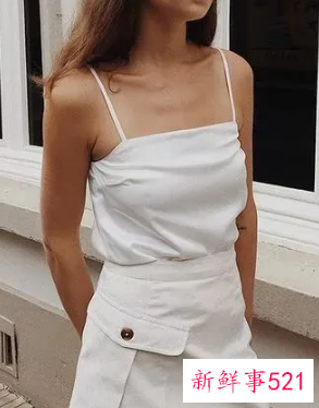 v领吊带背心搭配