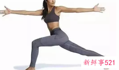 轻松瑜伽动作帮助OL手臂减肥
