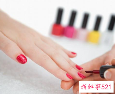 手黑美甲什么颜色显白