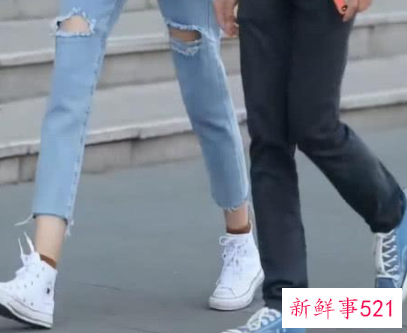 白色帆布鞋怎么搭配