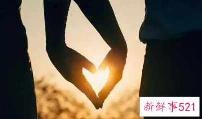 牵手时男朋友抠我手心