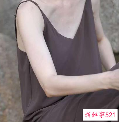 咖啡色连衣裙搭配什么颜色好看