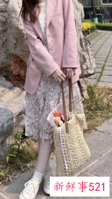 里面穿连衣裙外面穿什么