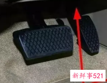 踩油门的时候会咯噔一下