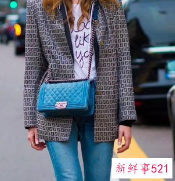 小直筒牛仔裤搭配什么上衣