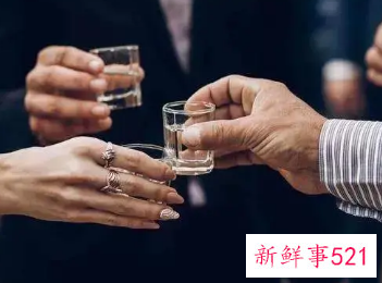 不喝酒该不该用茶敬