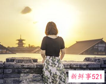 一个女生老是偷偷看你