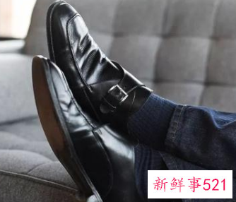 商务休闲皮鞋配什么裤子