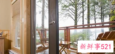 沙发背靠阳台门风水真的会下降吗