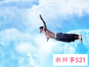 女人梦见空中飞是什么意思