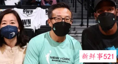 杜兰特和蔡崇信夫妇一起看WNBA比赛