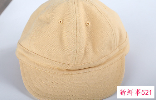 红色衣服怎么搭配帽子