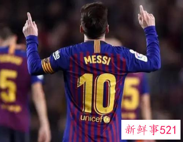 莱万亮相诺坎普，57300名观众到场见证