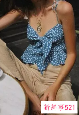 v领吊带背心搭配