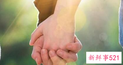 牵手时男朋友抠我手心