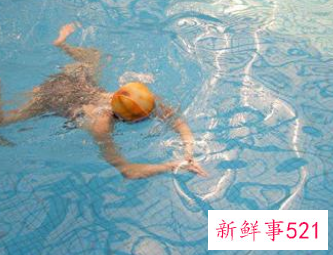 游泳一个月能瘦多少