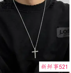男士项链要露出来吗