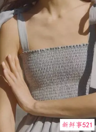 v领吊带背心搭配