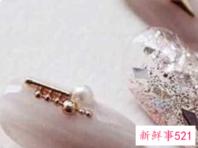 手黑美甲什么颜色显白