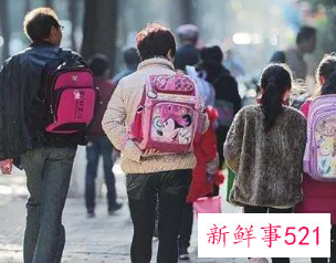 梦见背书包很重走不动