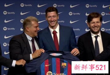 莱万亮相诺坎普，57300名观众到场见证