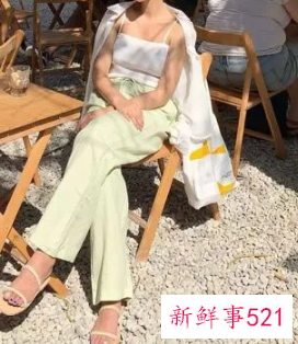 v领吊带背心搭配