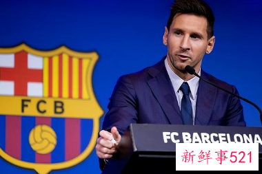 莱万亮相诺坎普，57300名观众到场见证