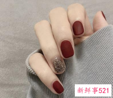 风流女看指甲下一句是什么