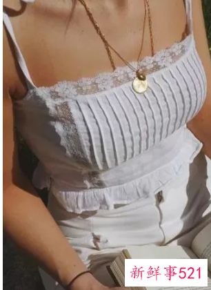 v领吊带背心搭配