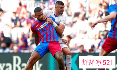 莱万亮相诺坎普，57300名观众到场见证