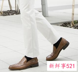 商务休闲皮鞋配什么裤子