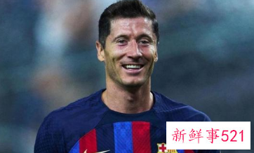 莱万亮相诺坎普，57300名观众到场见证