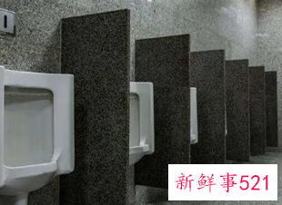 梦见上公厕小便很脏下不去脚