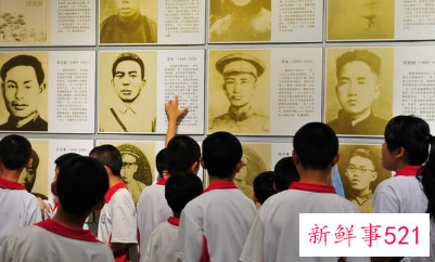 洪崖洞日军雕塑被小男孩狂扇耳光