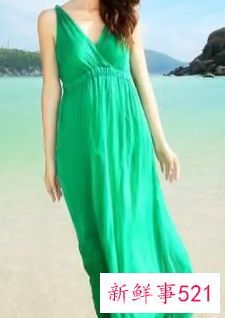 v领吊带背心搭配