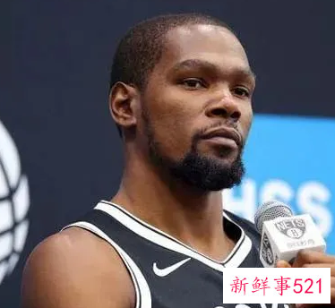 杜兰特和蔡崇信夫妇一起看WNBA比赛